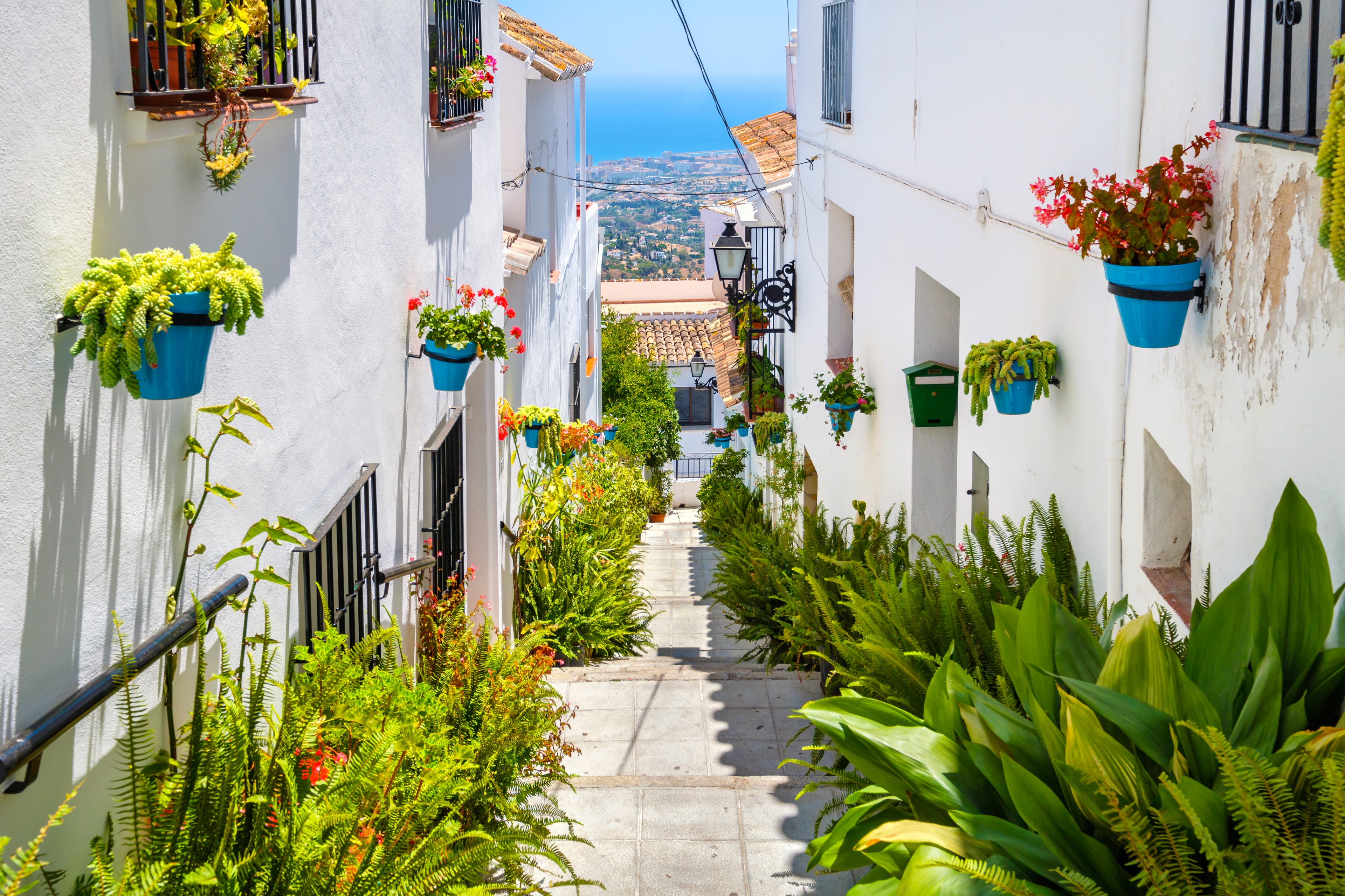 Witgekalkte straat in een Andalusisch dorp aan de Costa del Sol